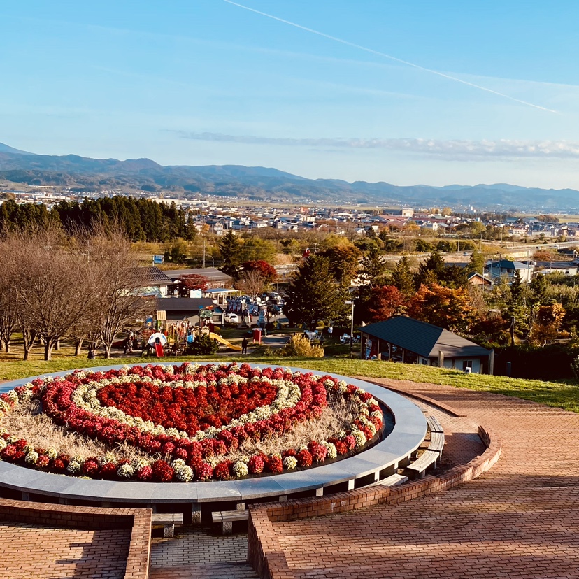 andlovina's tweet photo. 道の駅なみおかアップルヒルの丘の上
紅葉の山間と花のハート

#aomori #青森 #道の駅 #浪岡 #なみおか #アップルヒル #フォトスポット #photospot #青森フォトスポット #aomoriphotospot #道の駅なみおかアップルヒル #道の駅なみおか https://t.co/kH3eetgqZi