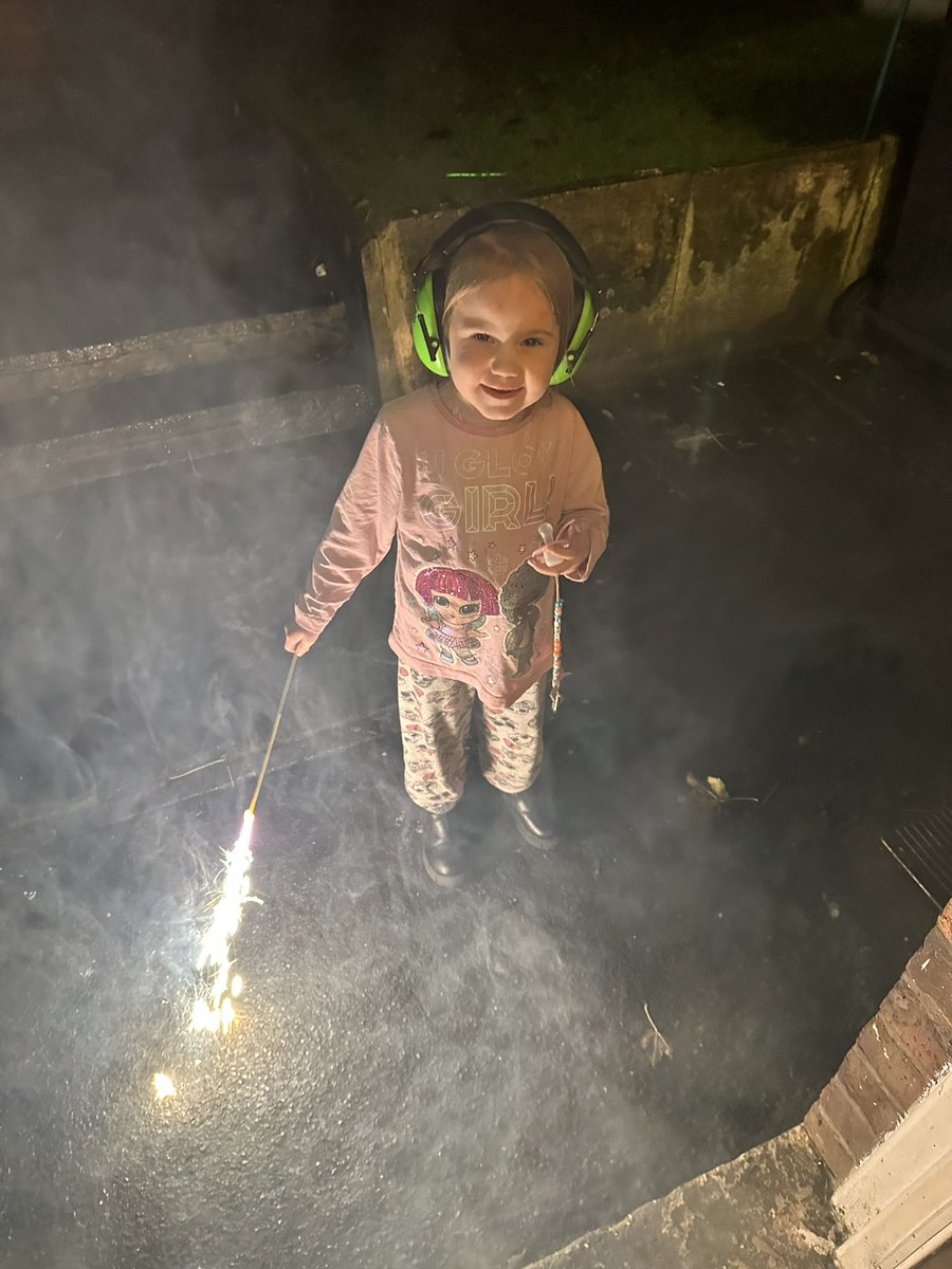 sueellen25's tweet photo. Bonfire night with our safety sparklers 🎆 @BHCohort3031 @BHCohort2729 https://t.co/ROwBu2lpFX