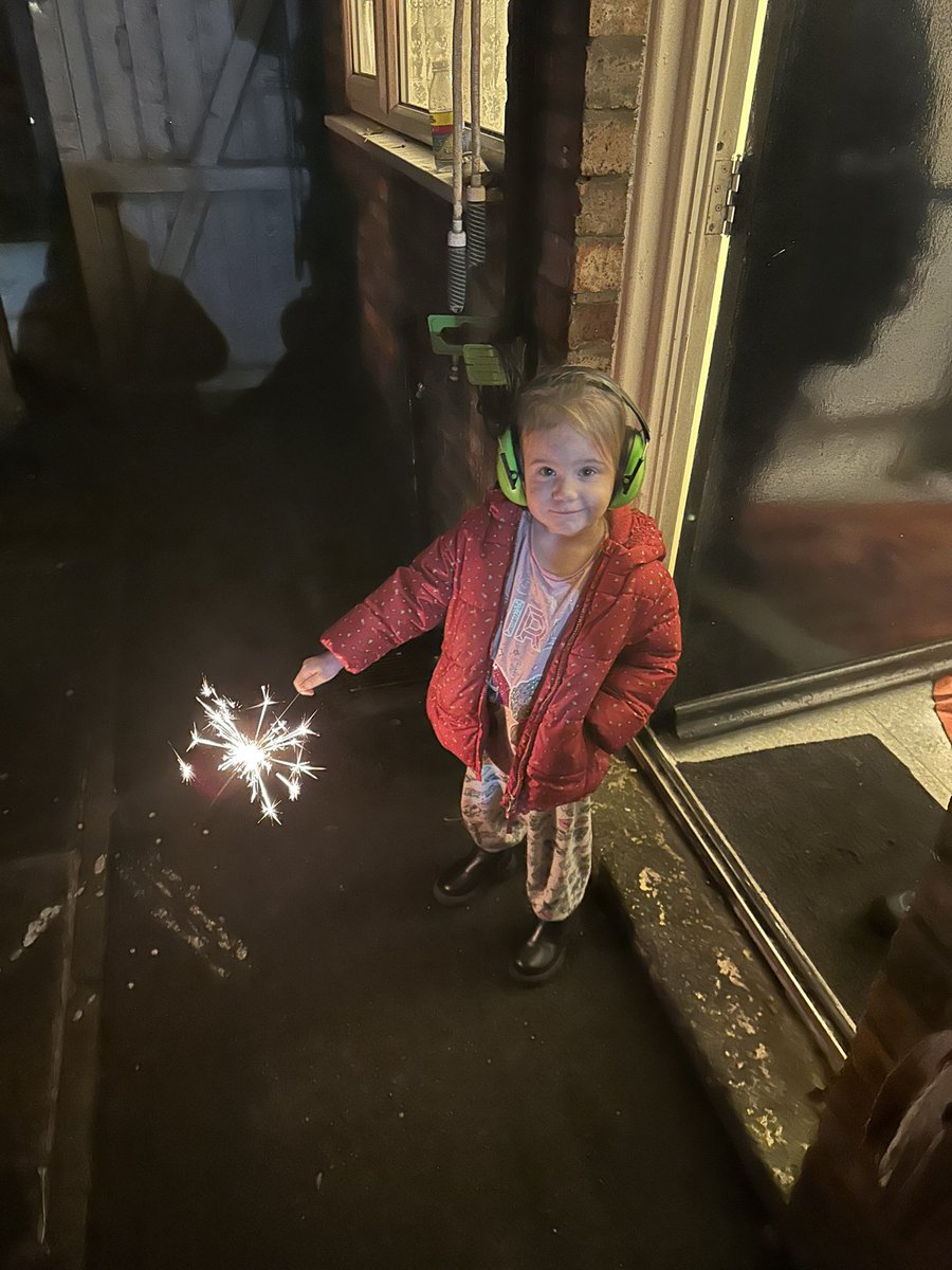 sueellen25's tweet photo. Bonfire night with our safety sparklers 🎆 @BHCohort3031 @BHCohort2729 https://t.co/ROwBu2lpFX