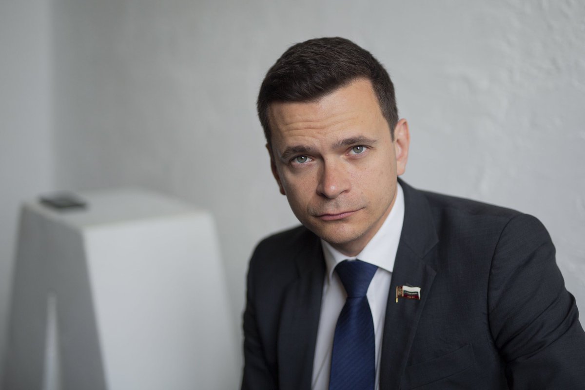 IlyaYashin's tweet photo. Есть новости, друзья. 

«Роскомнадзор» прислал мне в тюрьму письмо о том, что я плохой и несознательный иноагент, поскольку не выполняю возложенные на меня государством обязательства. В частности, не маркирую специальной иноагентской плашкой публикации в своём телеграм-канале. 

К письму любезно приложены скриншоты с примерами таких публикаций, и что характерно – почти все они касаются Путина. В одном из постов Путин сравнивается с людоедом, в другом говорится, что он спускает нашу страну в унитаз… Ну и так далее. 

В письме также есть уведомление о том, что 8 ноября меня в СИЗО навестит государственный цензор из РКН и составит протокол о «правонарушении». Следующим шагом, судя по всему, станет возбуждение против меня нового уголовного дела по ст. 330.1 УК РФ.

Как я могу это прокомментировать?  Давайте по порядку. 

1. Закон об иноагентах я считаю фашистским. Власть по сути объявляет своих критиков врагами народа, волюнтаристски поражает их в правах и превращает в граждан второго сорта. 

2. Практика применения этого закона вызывает у меня ассоциации с гитлеровской Германией, где евреев (строго по закону) обязали самостоятельно маркировать свою одежду жёлтыми звездами. Российская власть в свою очередь заставляет несогласных с её действиями людей клеймить самих себя иноагентами под угрозой тюрьмы. 

3. Я отказываюсь признавать себя иноагентом. Я не буду мириться с фашизмом. Я не собираюсь добровольно себя клеймить. Какие это может иметь для меня последствия – понимаю. 

4. Если уж в нашей стране и есть настоящие иноагенты, то искать их следует в Кремле. Ведь это они, а не мы, предают национальные интересы России, превращая её в дешёвую китайскую бензоколонку. Это Путин ездит на поклон к своему хозяину в Пекин. А я верен России и даже за решеткой остаюсь её патриотом. Basta.