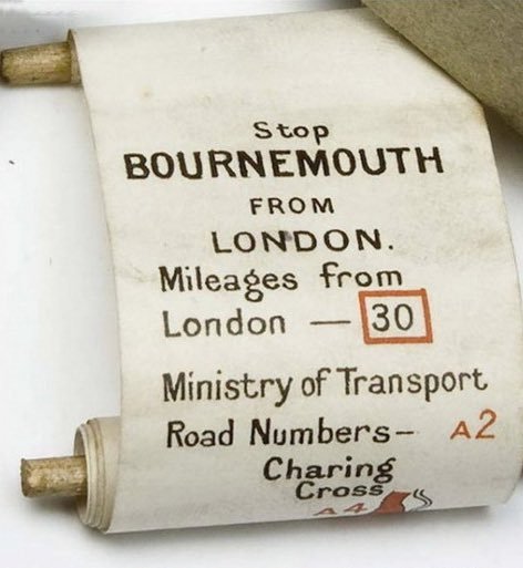 claradealberto's tweet photo. ⌚🗺️📍 Laissez-moi vous présenter cette MERVEILLE qu'est le « Plus Four Wristlet Route Indicator », un proto-GPS de 1927 (!) permettant de conduire tout en checkant le chemin à suivre.

Sérieux, regardez-moi cette petite boîte avec tous les itinéraires, c'est pas trop mim's ? https://t.co/GB0FhVU8xY