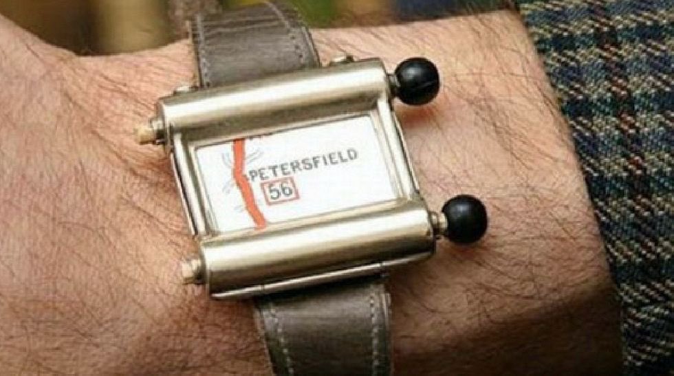 claradealberto's tweet photo. ⌚🗺️📍 Laissez-moi vous présenter cette MERVEILLE qu'est le « Plus Four Wristlet Route Indicator », un proto-GPS de 1927 (!) permettant de conduire tout en checkant le chemin à suivre.

Sérieux, regardez-moi cette petite boîte avec tous les itinéraires, c'est pas trop mim's ? https://t.co/GB0FhVU8xY