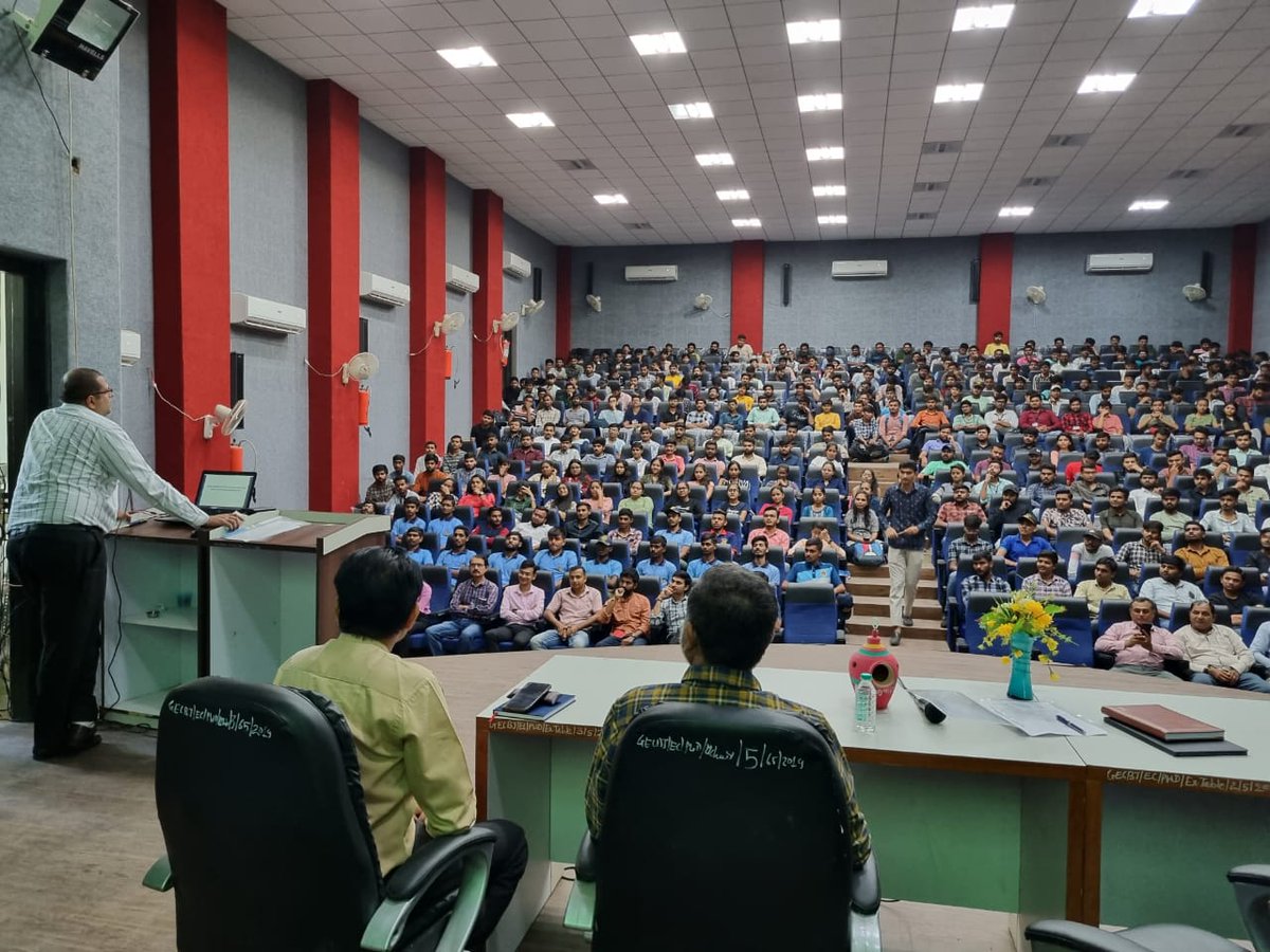 માન.કલેકટર સાહેબશ્રી કચ્છ-ભુજના અઘ્યક્ષસ્થાને ગવર્નમેન્ટ એન્જિનિયરીંગ કોલેજ ભુજ ખાતે મતદારયાદી સુઘારણા કાર્યક્રમ-૨૦૨૪ અંતર્ગત યુવા મતદારના નામ નોઘણી અને મતદાર જાગૃતિ અન્વયે કેમ્પસ કાર્યક્રમનું આયોજન કરવામાં આવ્યુ.