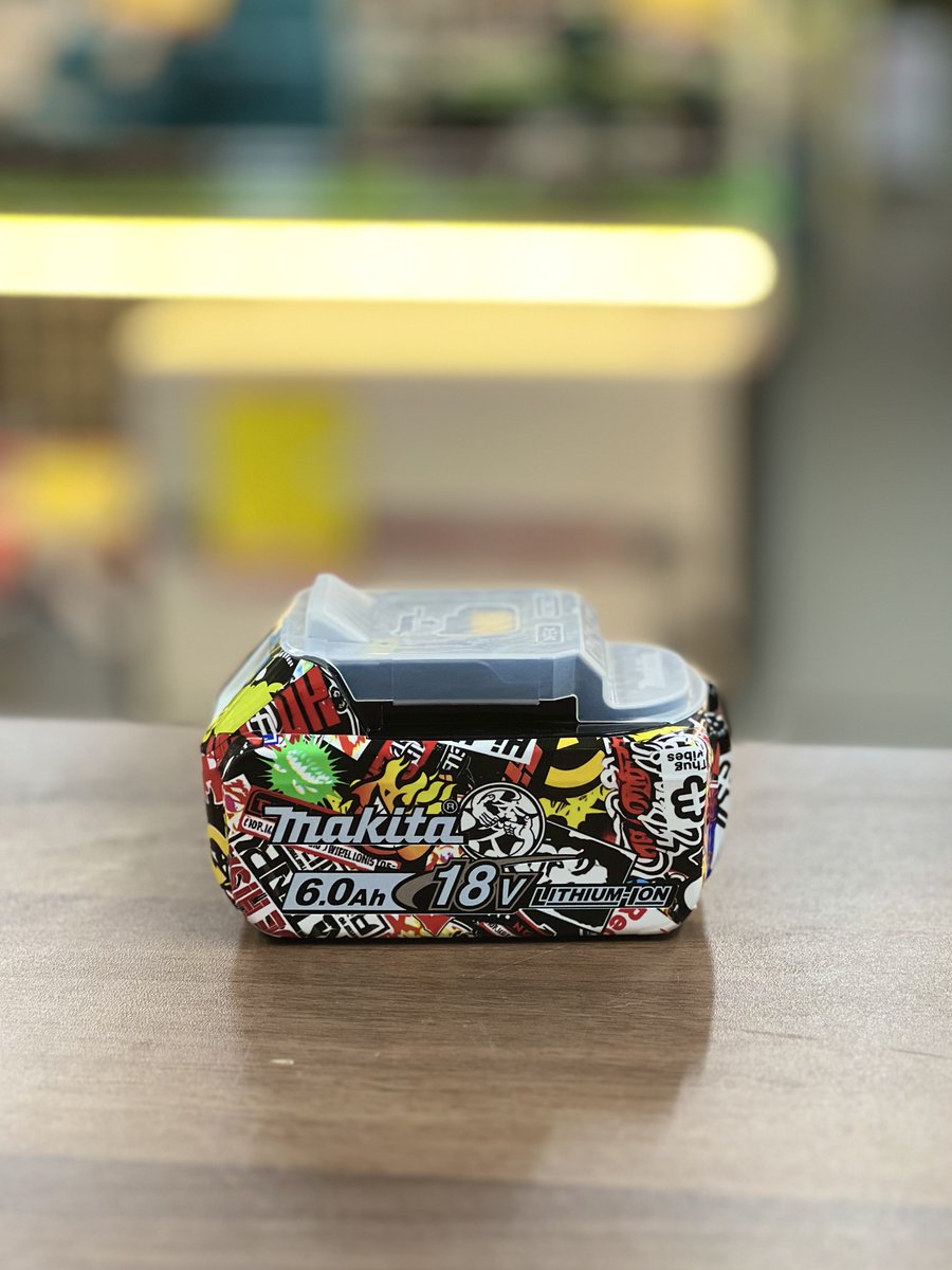 tool_off's tweet photo. 『WRAPGRADE✖️秀久』のマキタ18V用カスタムラップを貼ってみました!
ツールオフ入間店の動作確認用バッテリーは生まれ変わりました😤
Amazonで購入できます!
↓
WRAPGRADE(ラップグレード)マキタ 18v バッテリー用 カスタムラップ (秀久ストリート) https://t.co/2HuB3EsAIn
#秀久 #WRAPGRADE https://t.co/uIGRxwlCSM