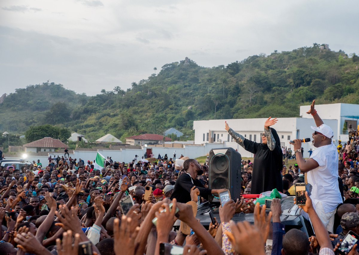 The Senator representing Kogi Central in the 10th Senate, Sen. Natasha Akpoti-Uduaghan has officially unveiled the governorship candidate of the @OfficialPDPNig  in the November 11 governorship election,  @_dinomelaye  to the people of Ebiraland.
@PDPVanguard @PDP_NEWMEDIA #pdp