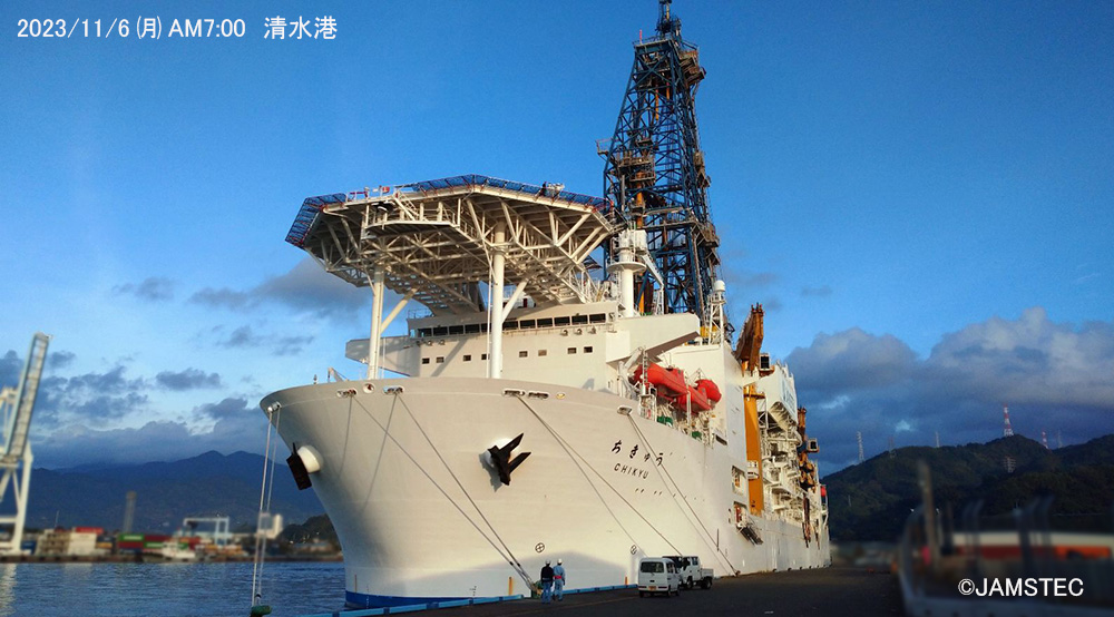 Chikyu_JAMSTEC's tweet photo. 今日の朝6時と7時の「#ちきゅう」です
#出航前 #LTBMS #JAMSTEC https://t.co/syCmxJCrWp
