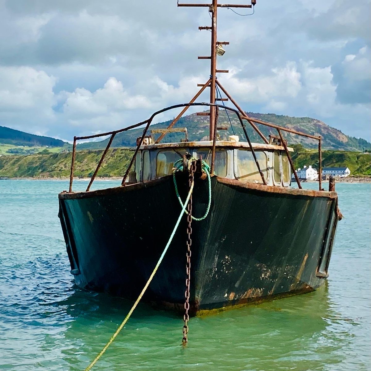 SCJmurphy's tweet photo. One for #AllMetalMonday #Nefyn #WalesCostalPath #Llyn @visitwales #maratime #boats #black https://t.co/bObLUM7K5B