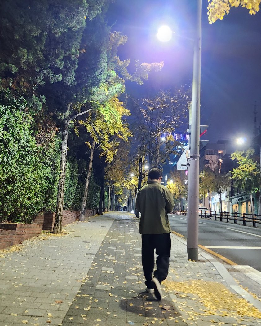 가을 밤 산책🍁 감기 조심하세요! An autumn evening walk 🍁 Everyone, please be careful not to catch a cold! #도경수 #DOHKYUNGSOO #컴퍼니수수 #CompanySoosoo