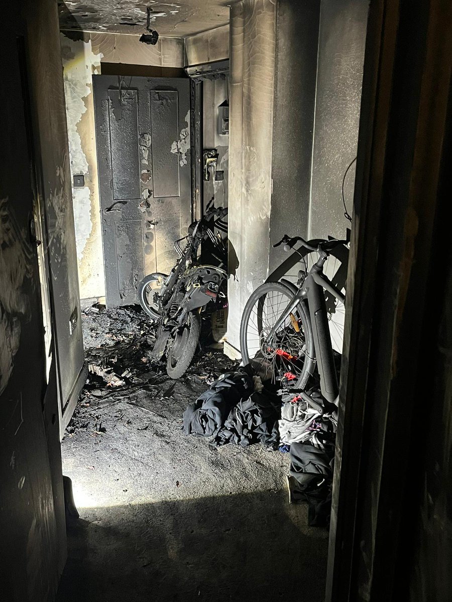 These were the destructive scenes in a #Kingston ground-floor flat recently after a charging e-bike caught fire. The occupants were very lucky to get out unhurt - never store or charge an e-bike/e-scooter on an escape route. #ChargeSafe⚡ orlo.uk/dX8CU