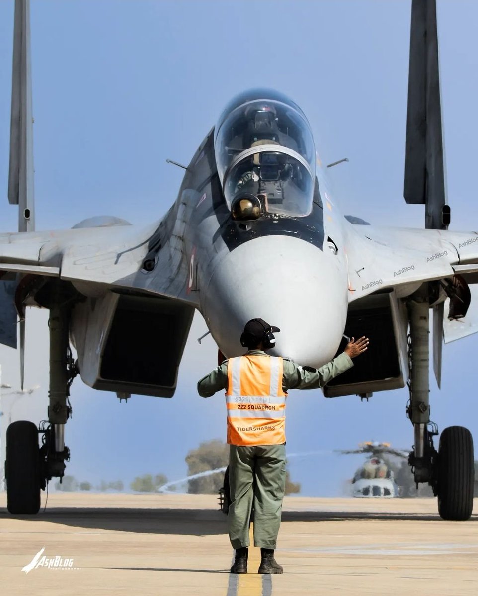 _ashblog_'s tweet image. Caption this...
#indianairforce #touchtheskywithglory #su30mki