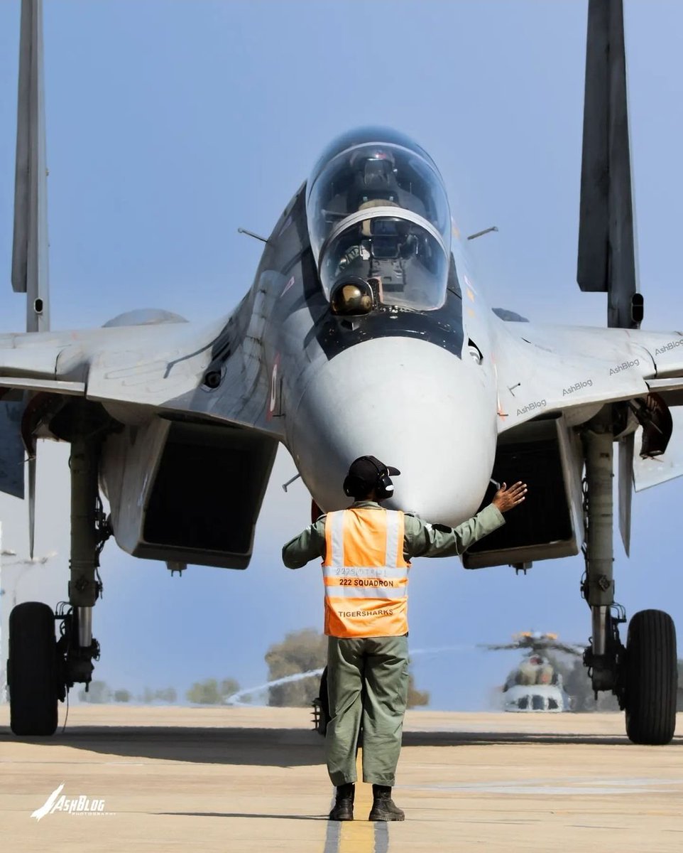 Caption this...
#indianairforce #touchtheskywithglory #su30mki