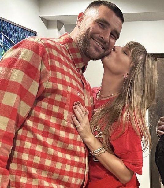 taylorswiftbr's tweet photo. ELES! 😭

Taylor Swift curtiu uma publicação sobre Travis Kelce no Instagram. https://t.co/YQxOuP3FW4