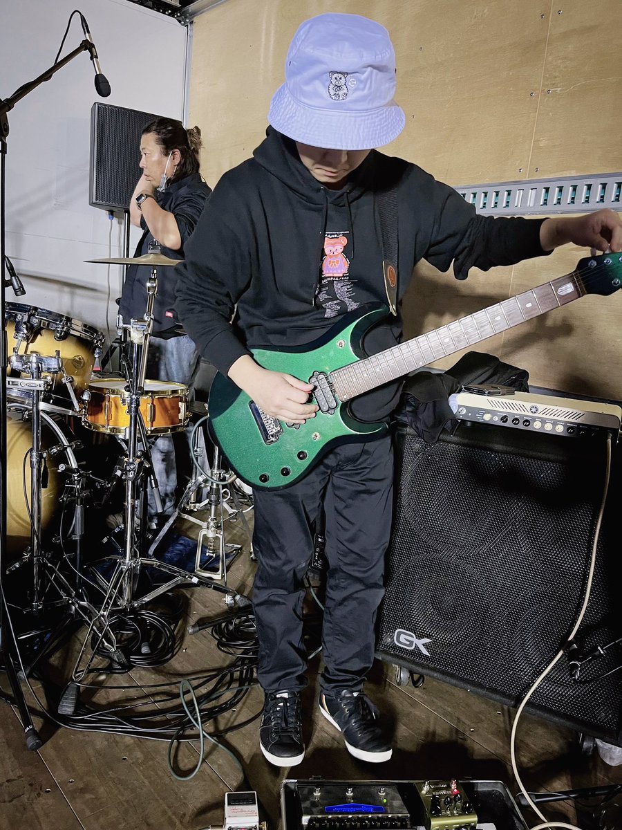 fullbounce's tweet photo. FULLBOUNCE新作プルオーバーくまちゃんパーカー！！
こちらはE.P.Oの『FUGA Rap小品』の1st verseのラップの歌詞がデザインされています！可愛くお洒落に着れる商品になってます！
早速E.P.Oのギタリスト　アライニーがセンス良く着てくれました😄ありがとうございます👏👏👏 https://t.co/lfqv3ZeBt2
