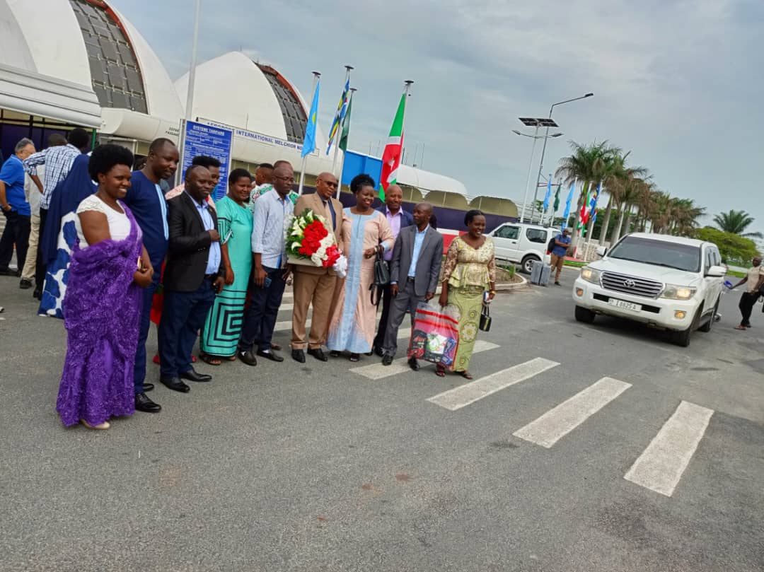 RuberinyangeM's tweet photo. Umukuru w'Umugambwe #CNL akongera akawuserukira imbere y'amategeko, #Umushingamsteka_Agaton_Rwasa, ahejeje gutahuka ahavuye murugendo mubihugu bigize aka karere,akaba yakiranywe igishika n'abashingamateka ba CNL hamwe n'umuryango wiwe. Turamuhaye ikaze #Kizigenza wacu. https://t.co/Plo1QG3iTw