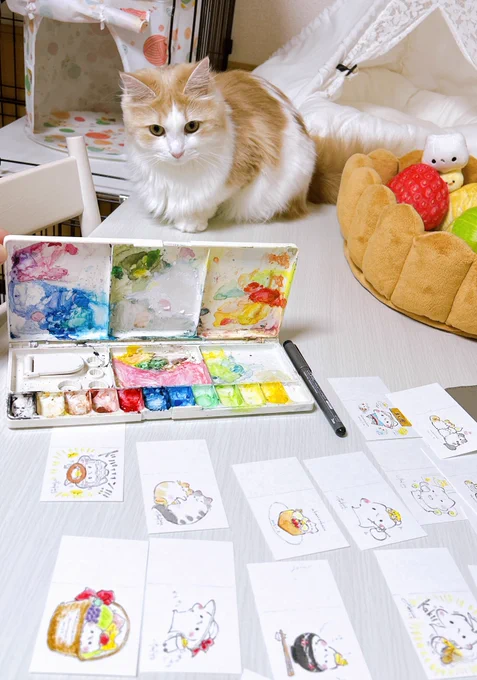 絵の具セットが気になるぽぽちゃんと 安定のごはん待機りりちゃん(気が早い)  #猫がいる生活
