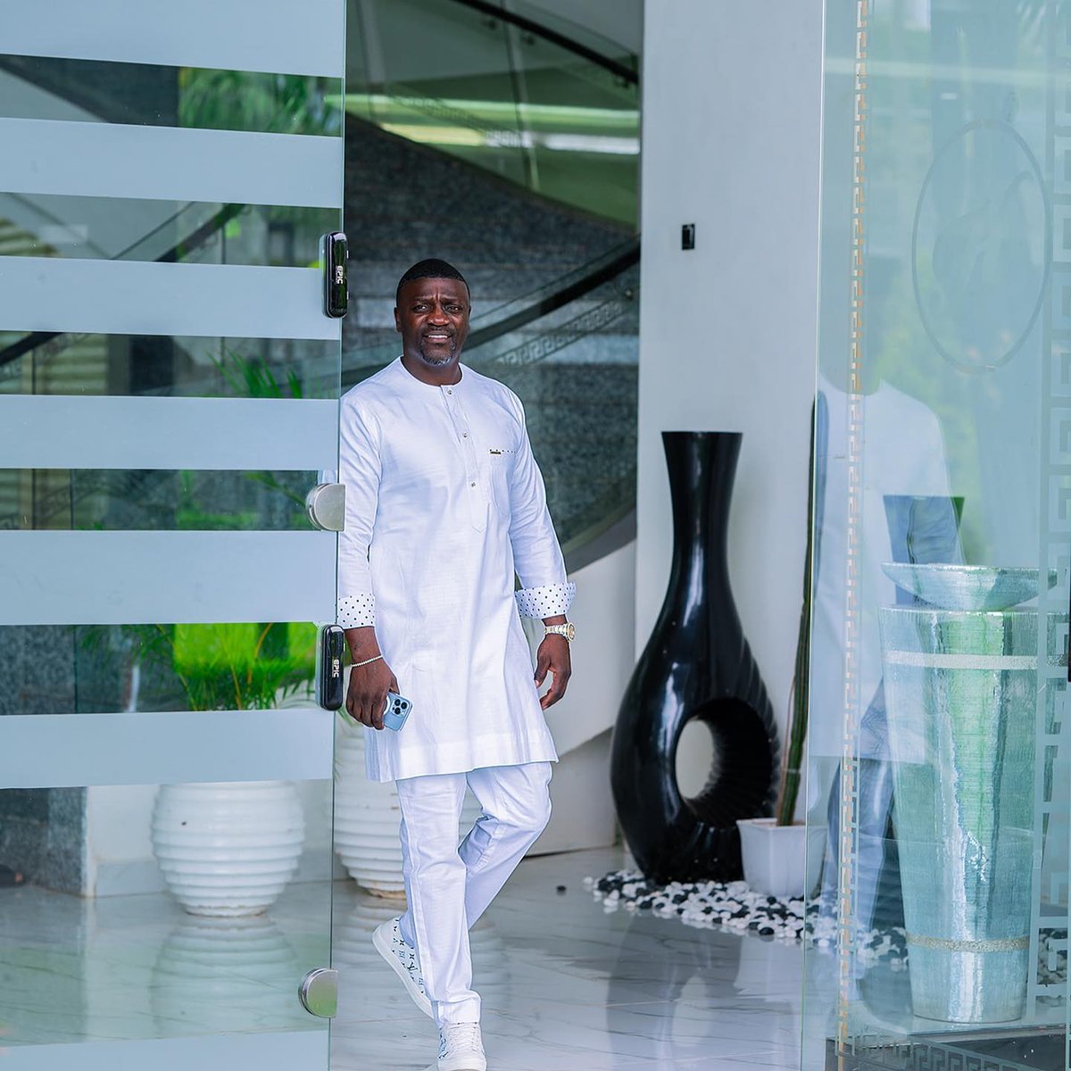 AfricanfacesX's tweet photo. Akon has used his platform to advocate for various social and political issues, including raising awareness about the challenges faced by Africa and advocating for renewable energy solutions. #AfricanFaces #America #Rnb #Music #globalicon https://t.co/RpAscYUUtl