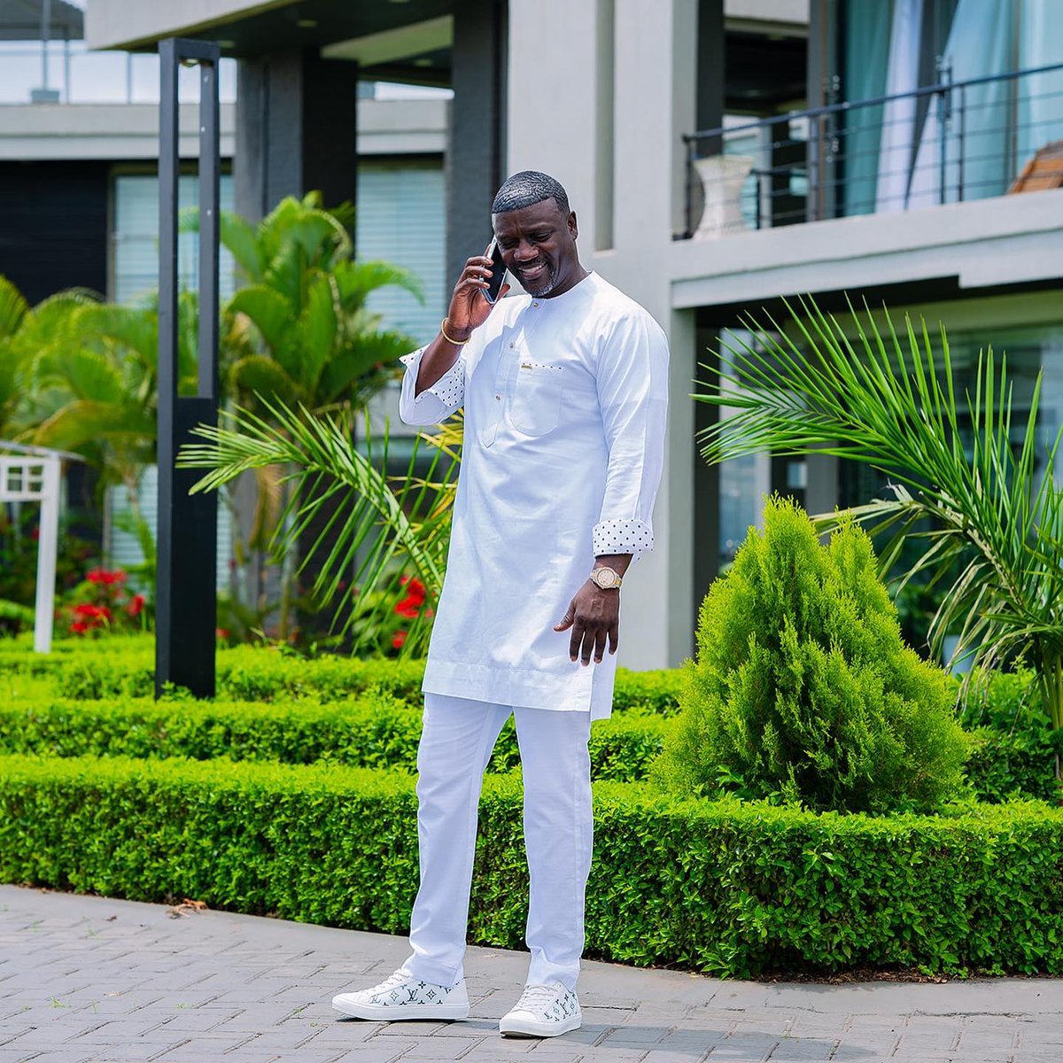 AfricanfacesX's tweet photo. Akon has used his platform to advocate for various social and political issues, including raising awareness about the challenges faced by Africa and advocating for renewable energy solutions. #AfricanFaces #America #Rnb #Music #globalicon https://t.co/RpAscYUUtl