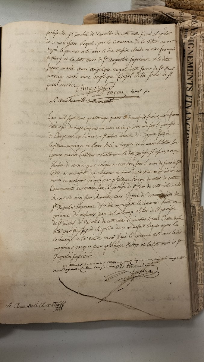 🔍Avis aux paléographes ! (pros ou amateurs) 

📜Nous cherchons à savoir ce qui est arrivé à une novice en 1785 mais nous ne parvenons pas à lire la mention en bas de son acte. Il s'agit d'un acte de vêture de 1784 chez les Ursulines de Caen. 
#paléographie #archives #histoire
