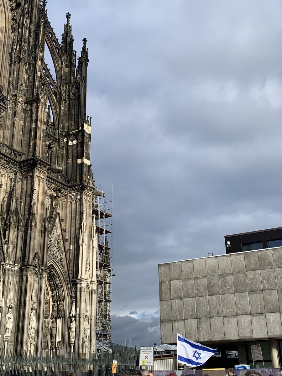 feldfeli's tweet photo. Gestern in Köln. Große #Israel Kundgebung, gesprochen hat auch unter anderem @HenrietteReker . Danke an alle Gäste und Redner, es war wichtig und richtig! https://t.co/DkKHVNjTBI