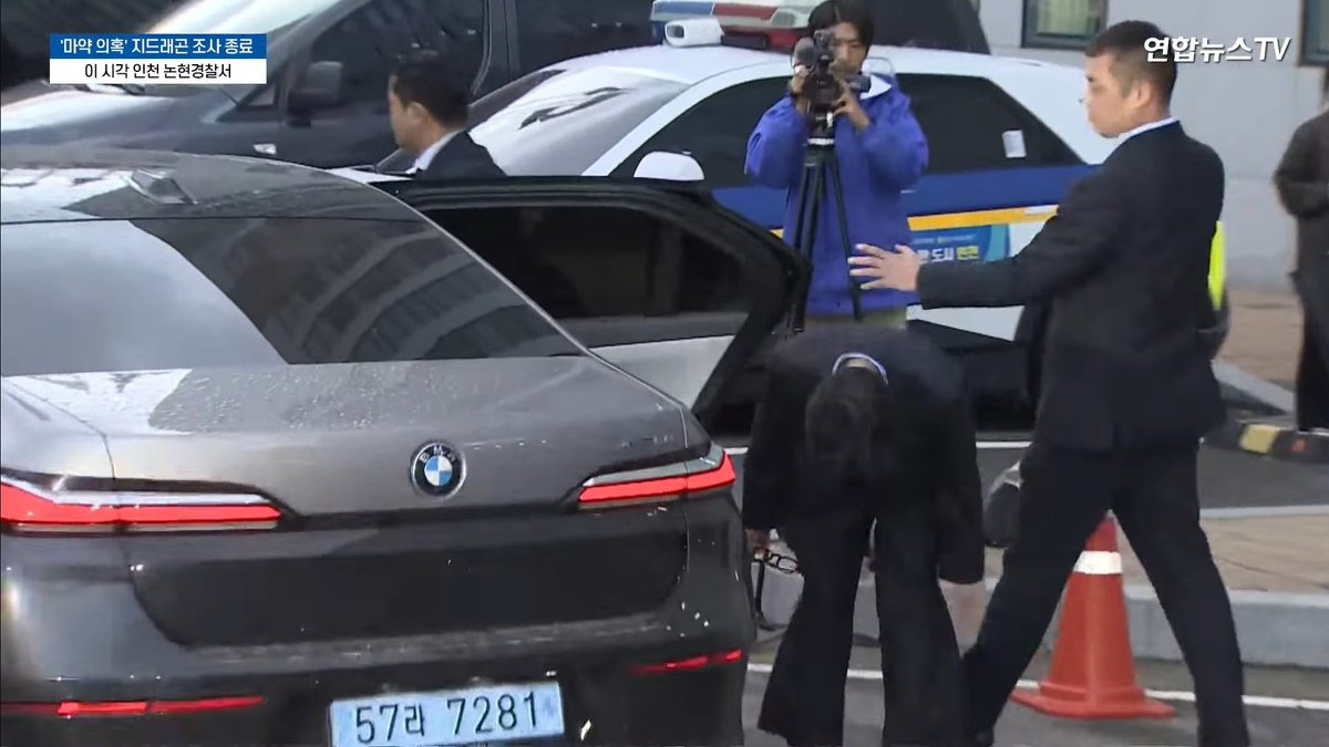 8KLIFE's tweet photo. As he's leaving, G-Dragon give the media "undeserved" 90 degree bow. https://t.co/ghCA9TvMLT
