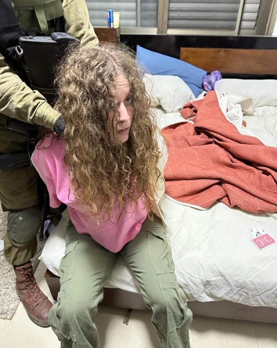 Ahed Tamimi, die von Tilo Jung als „Friedensaktivistin“ bezeichnet wurde, ist gestern im Dorf Nabi Saleh im Westjordanland festgenommen worden. Das israelische Militär gibt an, dass die Anklage gegen sie "Anstiftung zum Terrorismus" lautet. 1/2