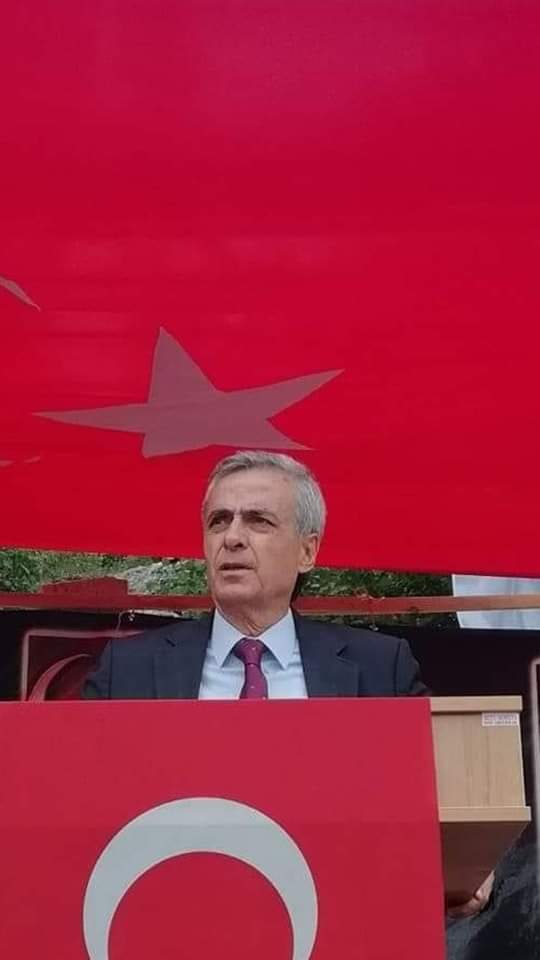 Nil1609's tweet photo. Hasan Sezer, Kinali tepe sitesinden 3 Kasım 2023 Cuma günü öğleden sonra kayboldu. Üzerinde kimlik ve telefon bulunmamaktadır. Görenlerin en yakın kolluk birimine veya aşağıda belirtilen numaraları aramalarını önemle rica ederiz.  
Olgun 0536 562 15 33  
Banu 0532 440 77 00 https://t.co/5WD9MB1fkf
