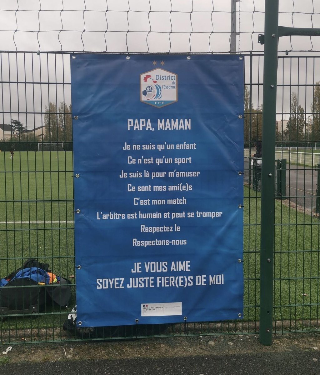 oclodong's tweet photo. Bravo à notre club de football, le VYCAF, qui rappelle en affiche des valeurs indispensables dans le sport : respect des règles, de l’adversaire, de l’arbitre… Une belle initiative. #Yerres #sport #respect #VYCAF #football #arbitre https://t.co/rqjLi2VzDV