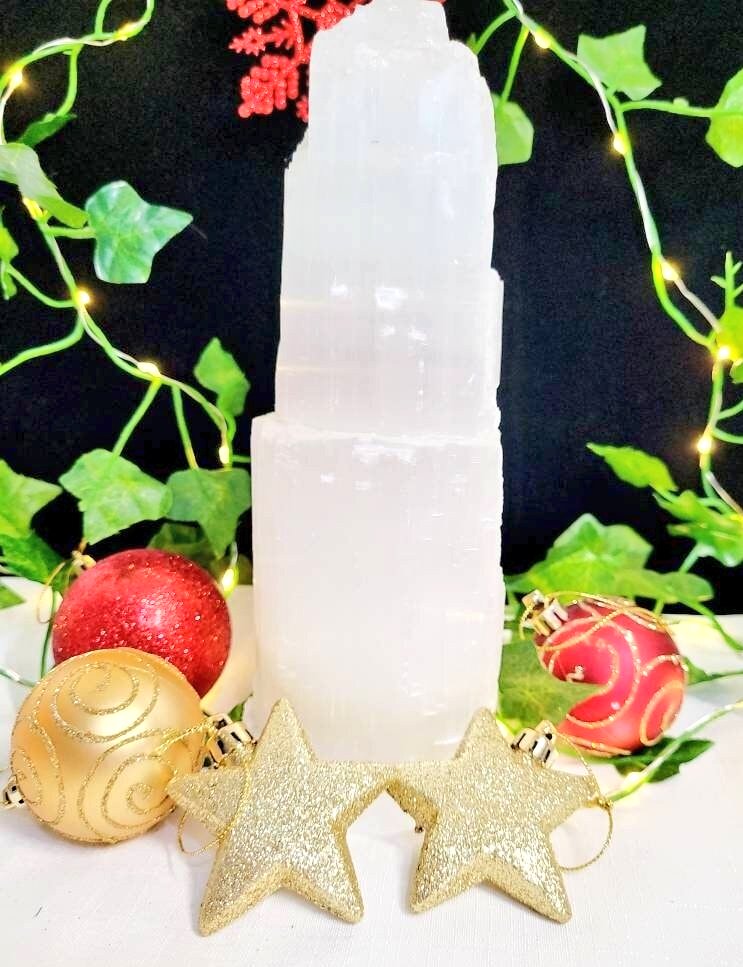 Selenite Towers are believed to have the unique property of being able to charge or cleanse other crystals and gemstones. #MHHSBD #ukmakers #xmasgifts #UKGiftAM #xmasdecor #crystalhealing #crystalcharging #crystalgifts #ukgifts campbellmcgregor.etsy.com/listing/125529…