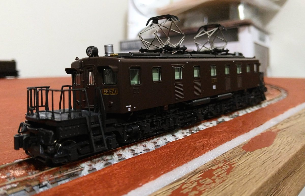 syuichiro745's tweet photo. #ef571
我が家のEF57 1号機(KATO)です
このXでもそうですが、雑誌なんかにも載っているのは東北時代のものばかり。東海道(沼津)時代の頃のツララ切りの付いていない写真を見たことがなく、もしお持ちの方いらっしゃいましたらアップして戴けると嬉しいです。って結構、年配の方なんでしょうね。 https://t.co/Pdn3hACqDX