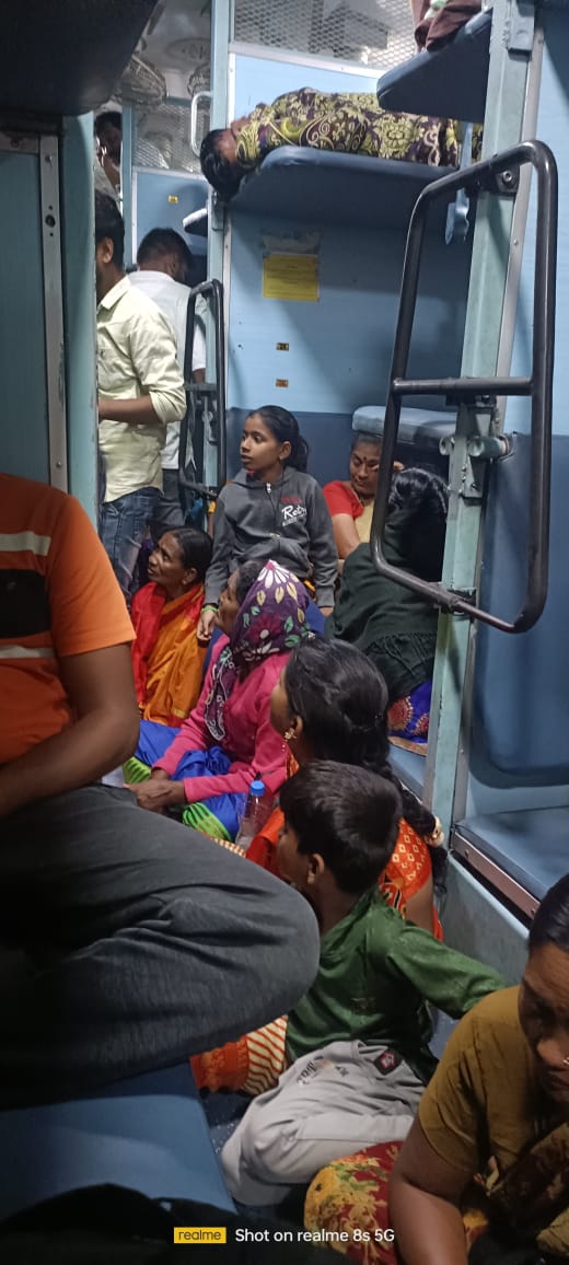 MANOJGUDDI's tweet photo. @rlyhydka @RailMinIndia @UmeshJadhav_BJP @kharge @blsanthosh @AshwiniVaishnaw @JoshiPralhad @bhagwantkhuba @DrmSolapur @drmsbc @Central_Railway @SWRRLY https://t.co/O2GKE1RTH6