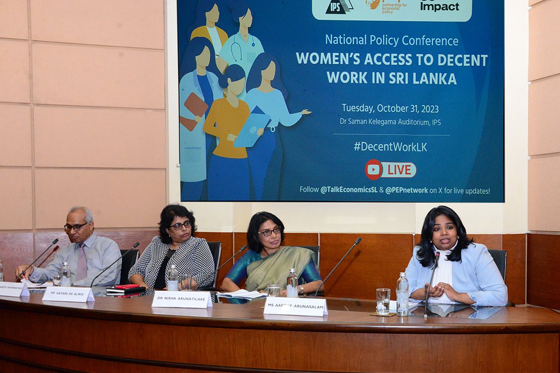 TalkEcon_IPS's tweet photo. 🆕TE blog!
Only 7.7% of working-age 🇱🇰 females have formal jobs w/ decent wages &amp; hours. 
Read about 🇱🇰 women's access to #decentwork in the latest blog by @KimuthuK &amp; @Himani_Vi, as they share insights from recent Nat. Policy Conference #DecentWorkLK.
🔗https://t.co/dGdrNagWqL https://t.co/9MVSmjHVsd