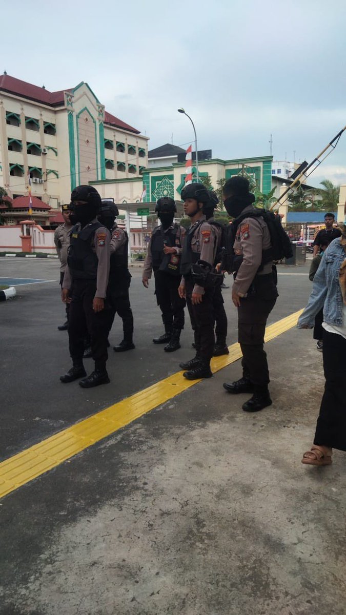 YLBHI's tweet photo. #UpdateRempang
Pembacaan Putusan Praperadilan di Pengadilan Negeri Batam hari ini (06 November 2023) dibuat Tertutup untuk Umum.
#SaveRempang https://t.co/xQVwfbyjqn