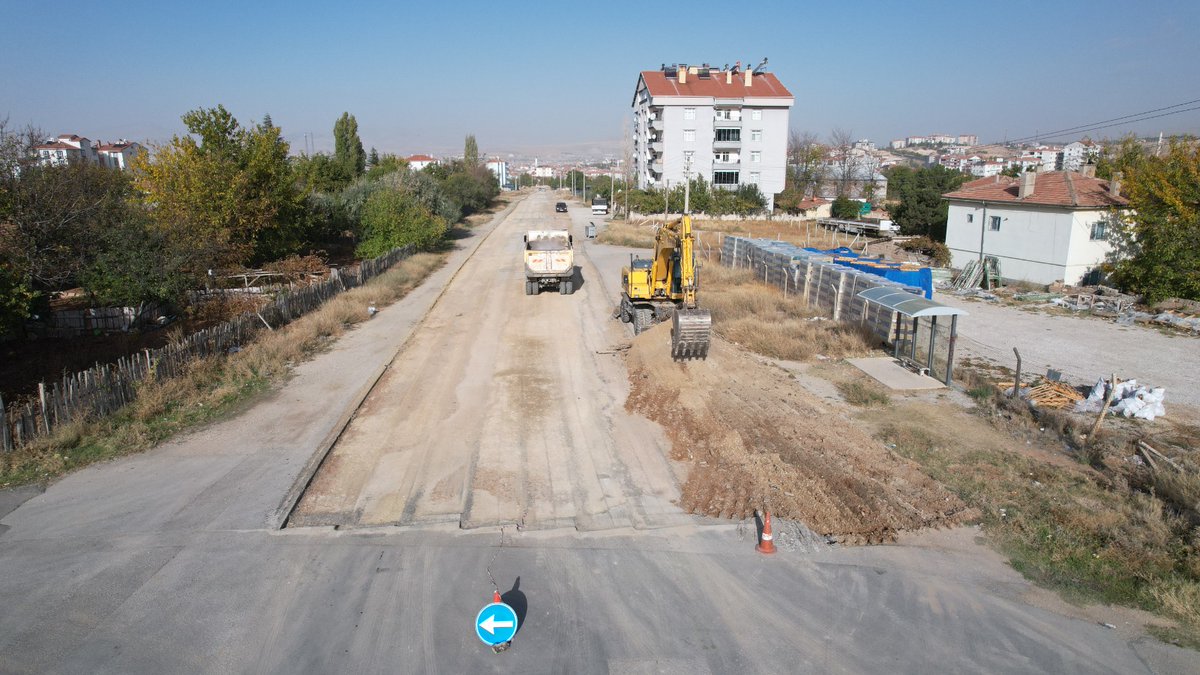 Âşıkpaşa Mahallesi Şehit Mustafa Şen Caddesi’ndeki (Banka Evleri önü) sıcak asfalt çalışmamız devam ediyor. Bahçelievler Mahallesi’ndeki Kılıçlı Köprüsü ile Sanayi Sitesi Arası asfalt hazırlık çalışmamız ise tüm hızıyla sürüyor.