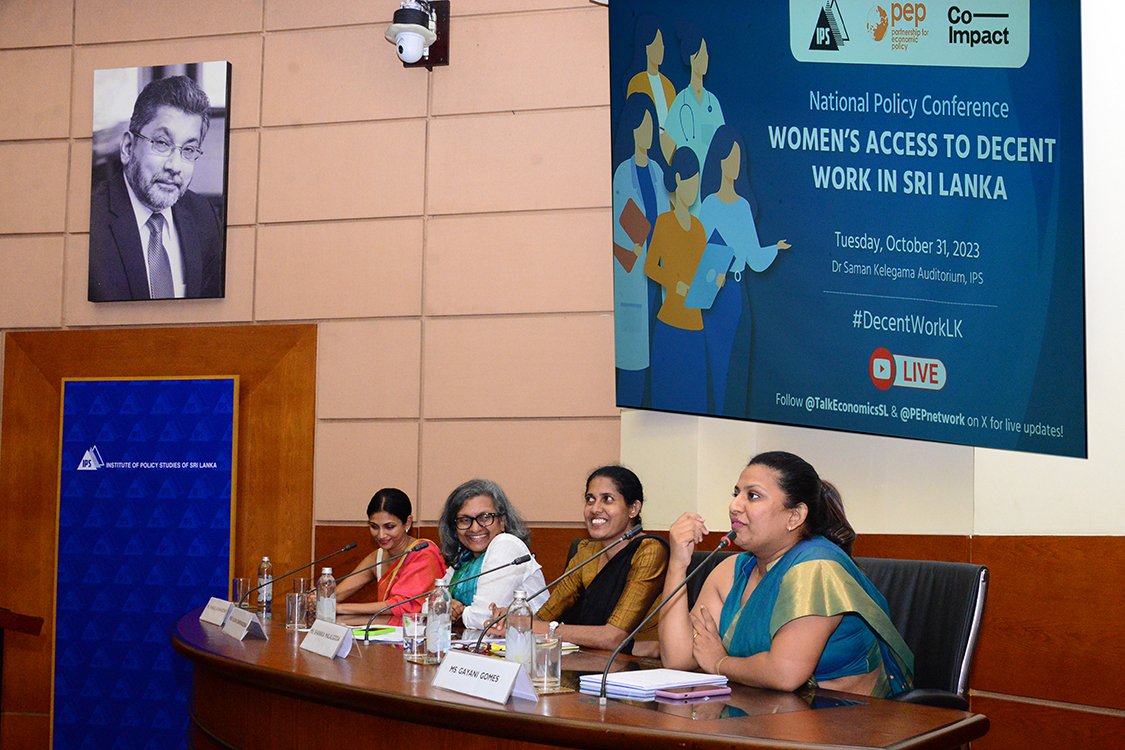 TalkEcon_IPS's tweet photo. 🆕TE blog!
Only 7.7% of working-age 🇱🇰 females have formal jobs w/ decent wages &amp; hours. 
Read about 🇱🇰 women's access to #decentwork in the latest blog by @KimuthuK &amp; @Himani_Vi, as they share insights from recent Nat. Policy Conference #DecentWorkLK.
🔗https://t.co/dGdrNagWqL https://t.co/9MVSmjHVsd