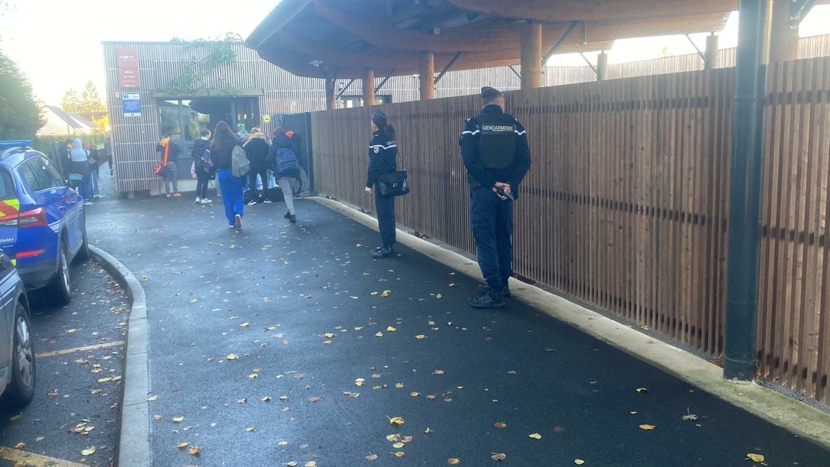 #rentréescolaire en sérénité !
En ce jour de retour à l'école, les #gendarmes de la #Somme restent pleinement engagés pour sécuriser les abords des établissements et rassurer petits et grands.
#NotreEngagementVotreSécurité