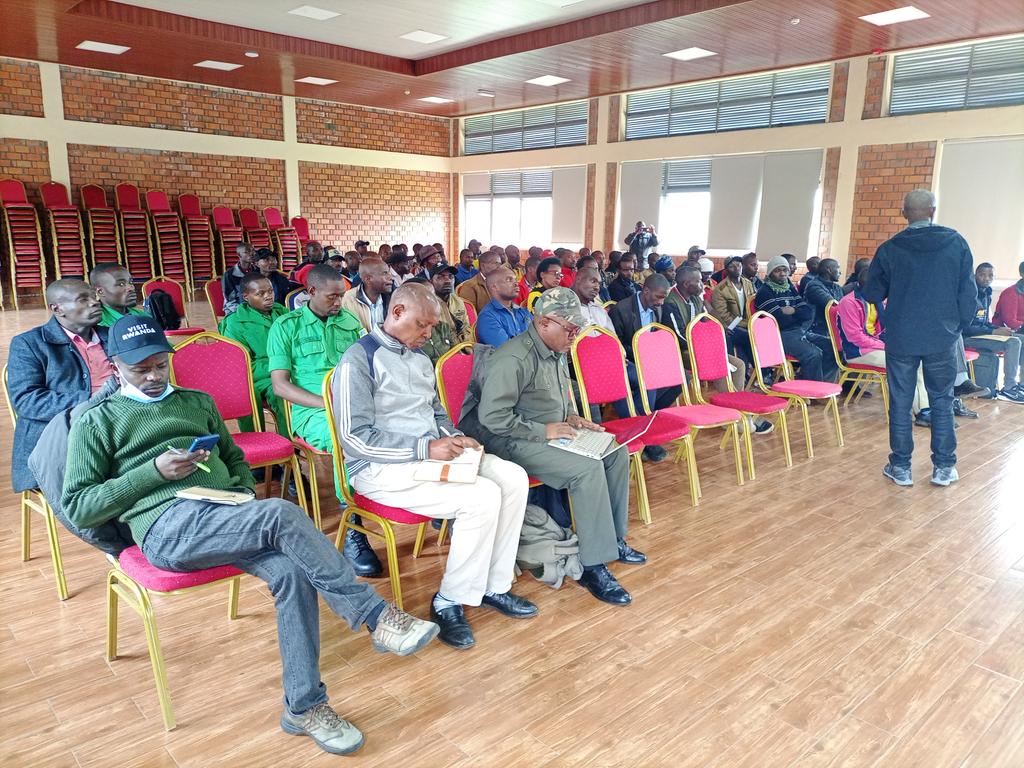 Kinigi_sectors's tweet photo. Happening now: 
1/2. Muri salle y'ibiro by'Akagari ka #Kampanga mu murenge wa #Kinigi. Hari kubera inama kurebera hamwe ingamba zo gukomeza kubungabunga parike y'ibirunga hirindwa ibyayihungabanya ndetse n'ubukerarugendo muri rusange. @RDBrwanda @LGahonzire @Sacolakinigi https://t.co/cq8TITXMHj