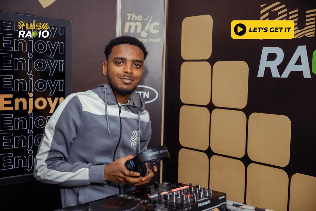 Pulse Radio UG (@pulseradioug) on Twitter photo Join our host, <a href="/Deejaybige1/">Deejay Big E</a> for the best evening music to vibe to on #PulseRadioUG
Tune in to <a href="/pulseradioug/">Pulse Radio UG</a> via pulseradio.mtn.co.ug or the <a href="/afromobileug/">AfroMobile</a> app to enjoy this content and more.
#YourVibeYourWay Join our host, <a href="/Deejaybige1/">Deejay Big E</a> for the best evening music to vibe to on #PulseRadioUG
Tune in to <a href="/pulseradioug/">Pulse Radio UG</a> via pulseradio.mtn.co.ug or the <a href="/afromobileug/">AfroMobile</a> app to enjoy this content and more.
#YourVibeYourWay