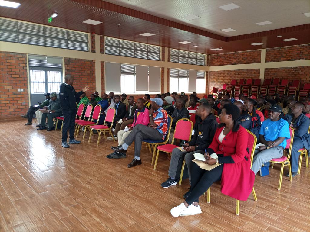Kinigi_sectors's tweet photo. Happening now: 
1/2. Muri salle y'ibiro by'Akagari ka #Kampanga mu murenge wa #Kinigi. Hari kubera inama kurebera hamwe ingamba zo gukomeza kubungabunga parike y'ibirunga hirindwa ibyayihungabanya ndetse n'ubukerarugendo muri rusange. @RDBrwanda @LGahonzire @Sacolakinigi https://t.co/cq8TITXMHj