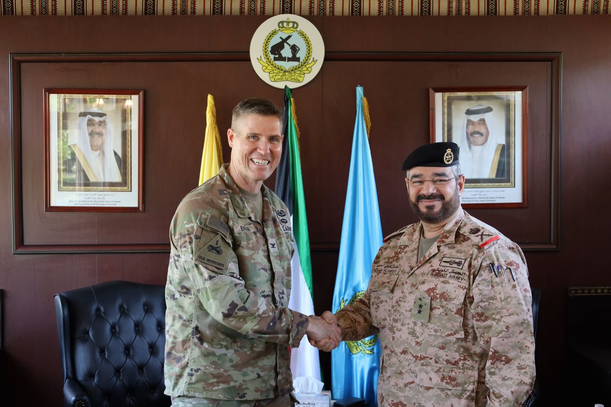 KuwaitArmyGHQ's tweet photo. استقبل آمر سلاح الدفاع الجوي اللواء الركن عادل علي الحافظ بمكتبه صباح اليوم  قائد مجموعة الدعم الأمريكي بالمنطقة العقيد دانيال انسلن حيث تم خلال اللقاء تبادل الأحاديث الودية ومناقشة أهم المواضيع ذات الإهتمام المشترك لاسيما المتعلقة ضمن محور الزيارة. https://t.co/chxKGr0VNZ