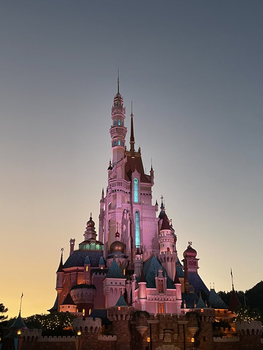 hqqlne's tweet photo. 香港ディズニー
アナ雪プレオープンで15時まで普通に入れた❄️
アトラクションはどこも長くても45分とかで
１日で余裕で乗りたいやつ全部乗れた😇

momentousは念願すぎた🫣 https://t.co/6TYJJsWfkU