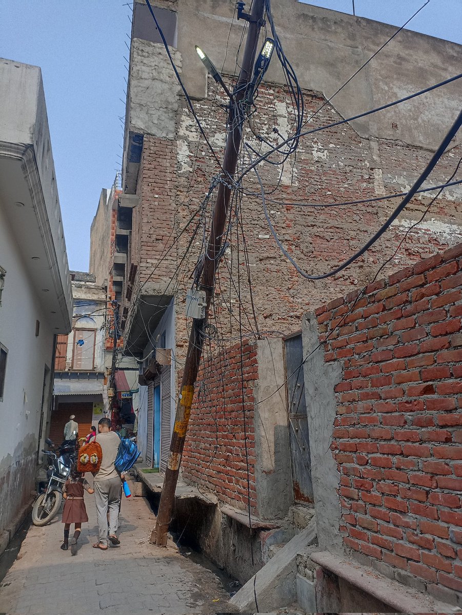 VarunGu78026221's tweet photo. Jain Gali,Halwai khana hathras mai electric pole girne wala hai, kaffi prayas k baad bhi kuch kaam nhi hua @UppclChairman @UPRVPAS_Agra @dm_hathras @112UttarPradesh https://t.co/vJbYu2q0uf