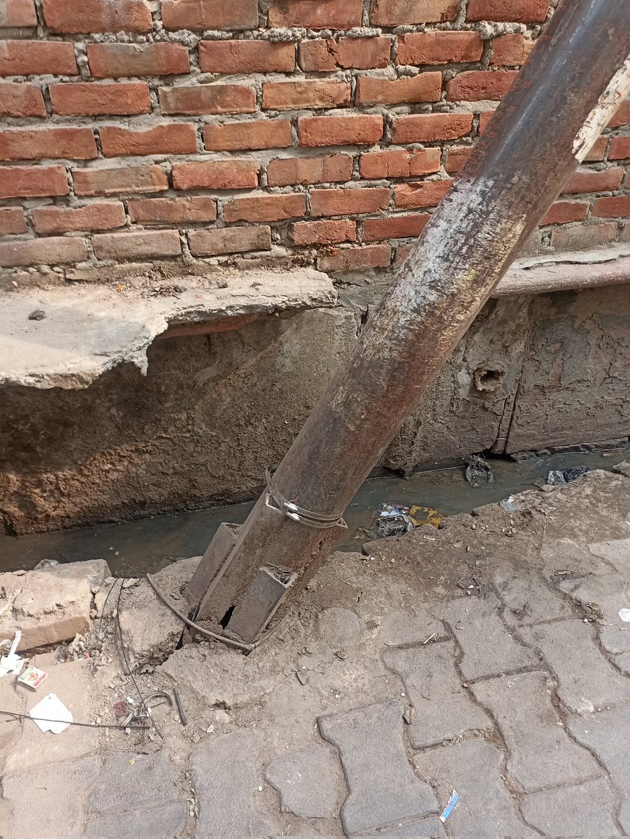 VarunGu78026221's tweet photo. Jain Gali,Halwai khana hathras mai electric pole girne wala hai, kaffi prayas k baad bhi kuch kaam nhi hua @UppclChairman @UPRVPAS_Agra @dm_hathras @112UttarPradesh https://t.co/vJbYu2q0uf