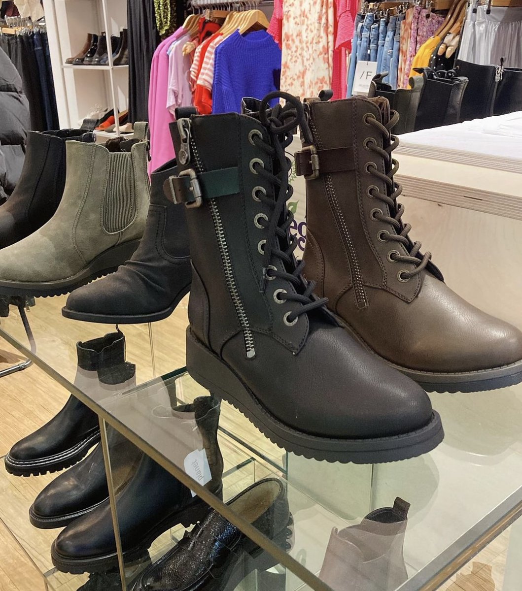 bedfordarcade's tweet photo. Step into winter with style and warmth ❄️

Discover the perfect pair of winter boots at Boutique Planet, to keep your feet cozy and fashionable during the chilly months.

#bedford #bedfordarcade #thearcadebedford #pieces #boutiqueplanet #autumn https://t.co/fM5KmtGzer