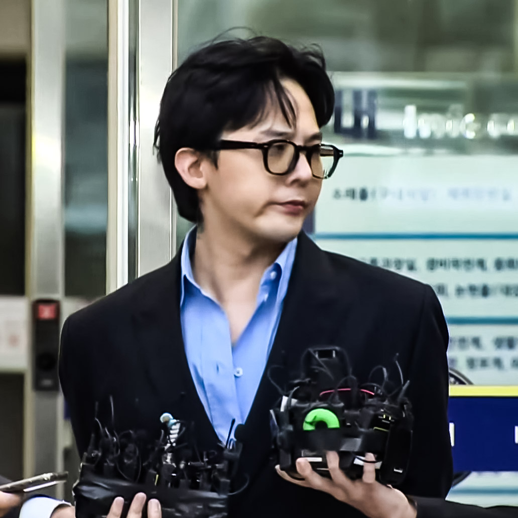8KLIFE's tweet photo. He's so done with them lol https://t.co/x3WuN7cKpB