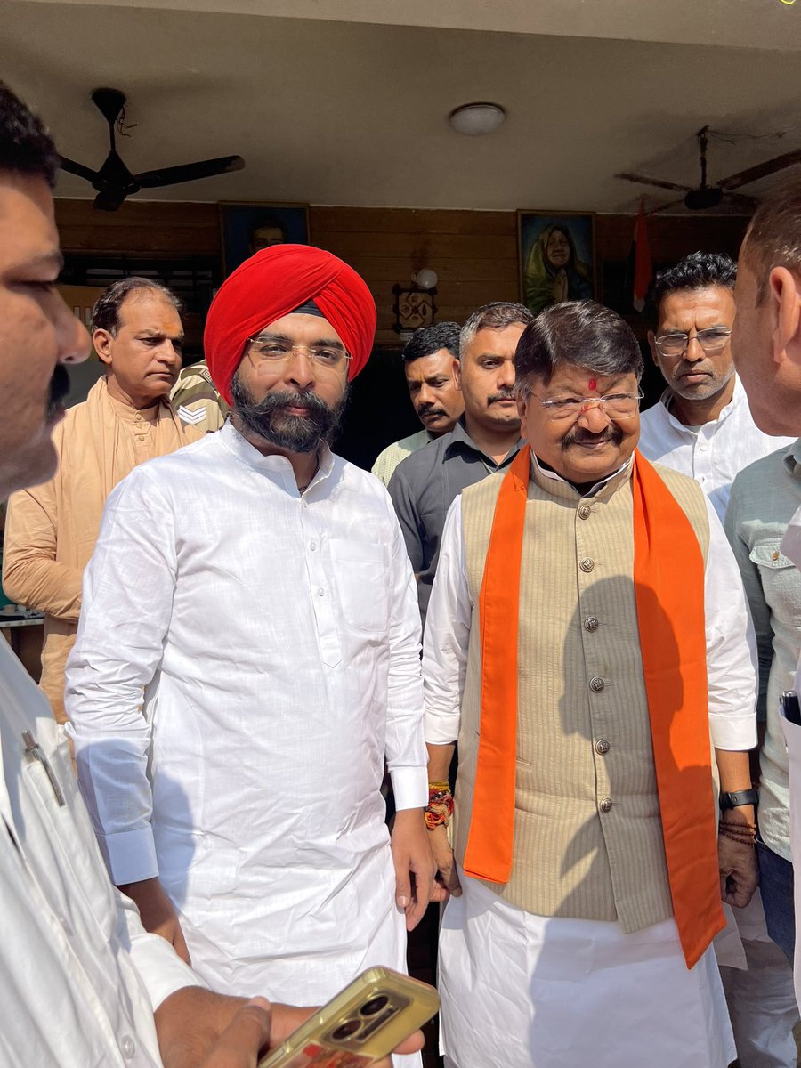 TajinderBagga's tweet photo. इंदौर में माननीय @KailashOnline जी के साथ https://t.co/CODcdGAyvN