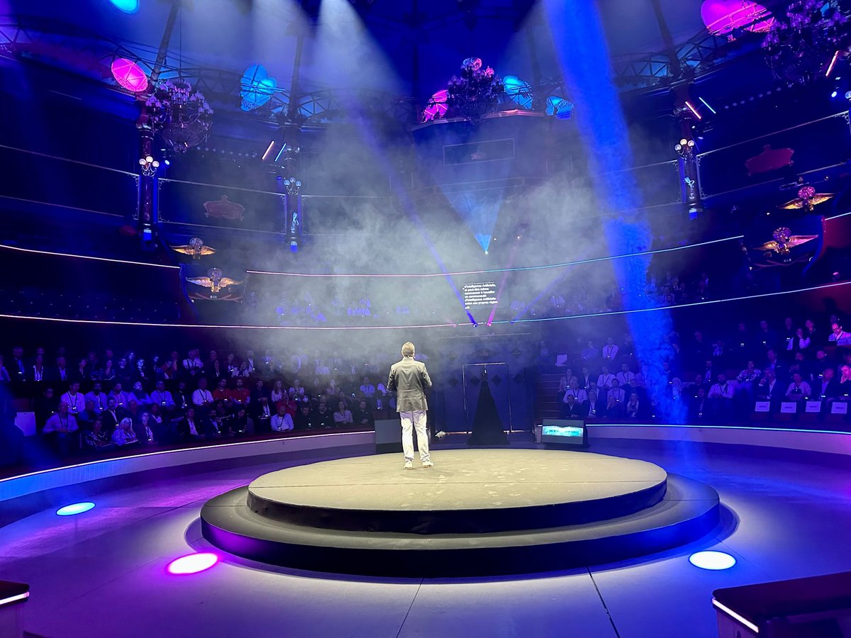 AlmaviaCX's tweet image. Nous y étions !
Quelle journée sensationnelle sous le chapiteau Le @CirquedHiver pour la conférence @NICELtd Interactions Paris 2023 ! 
Sans surprise, l'#IA était au rendez-vous, sans oublier l'invité d'honneur Frederic Michalak. #AlmaviaCX était au cœur de l'événement.