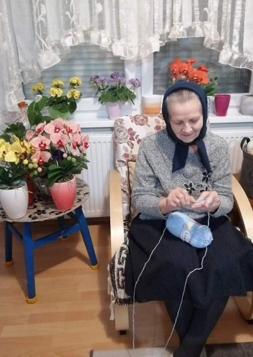 SanelaJS's tweet photo. Katarina Kolar iz fruškogorskog sela Lug pravi heklano cveće koje na prvi pogled izgleda kao da je prirodno.
 Radi bez šablona i ne želi da ih nabavi, a jedino što joj je osim vunice potrebno su njena upornost, trud i talenat.
Beočin. 🌿🌺🌿 https://t.co/jkCt2uWKe9
