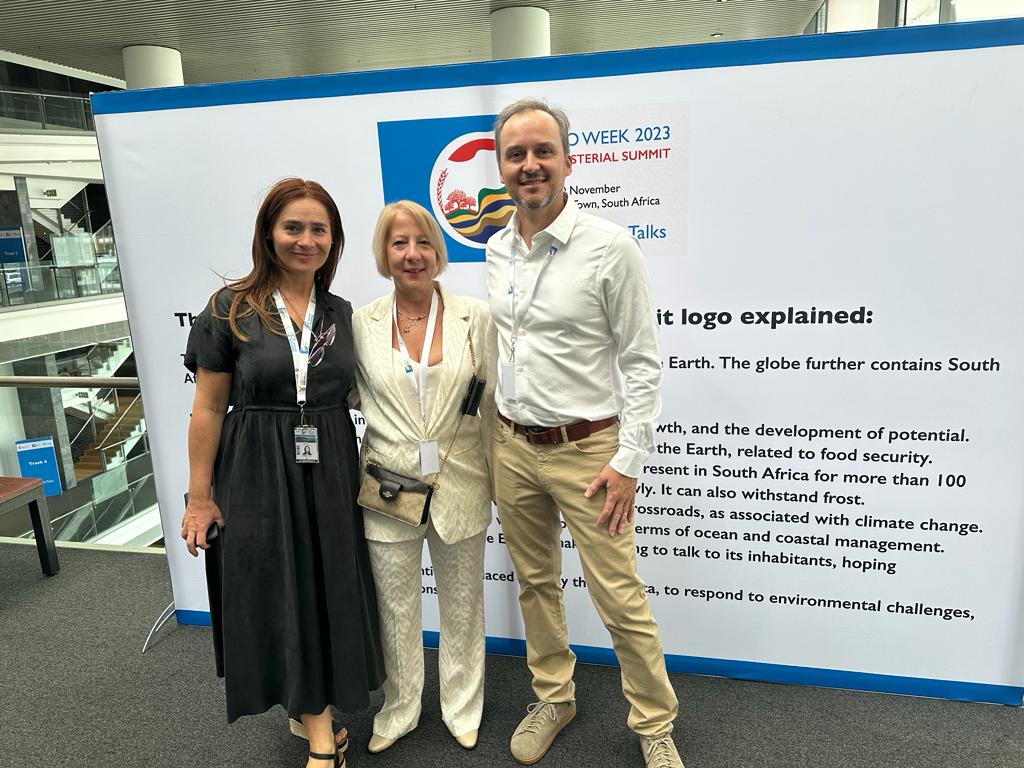 GeosystemsGr's tweet image. 📍We are at #GEOweek2023 in Cape Town, South Africa!!!

👩‍💼Betty Charalampopoulou, CEO of Geosystems Hellas, is in the Geo Week in Cape Town as an EARSC representative.

👥In the photo, we can see our CEO with the EARSC team.

⬇️Stay tuned for more news!

#UrbanSolutions