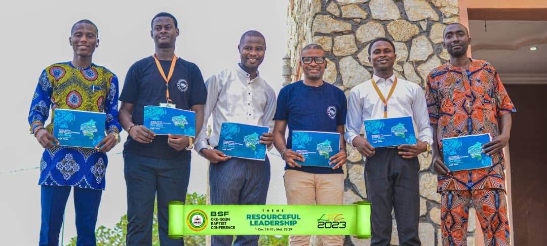 TrackaNG's tweet photo. “For God For Country”

2 days ago, we were at Ajegunle Baptist church, Saki Oyo state , to sensitize the youths of this worship assembly on the projects allocated to their community in the 2023 FG Budget and how they can ensure implementation.

#forGodandCountry
#GetInvolved https://t.co/qTVUfr1SXR