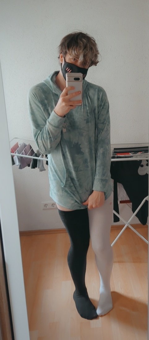 kubifemboy's tweet photo. Scrolling on my phone when I suddenly notice you're staring at me...
#femboy #thighhighs #bulge #shirtpull #nsfw #nsfwtwt https://t.co/mMRKuUE71k